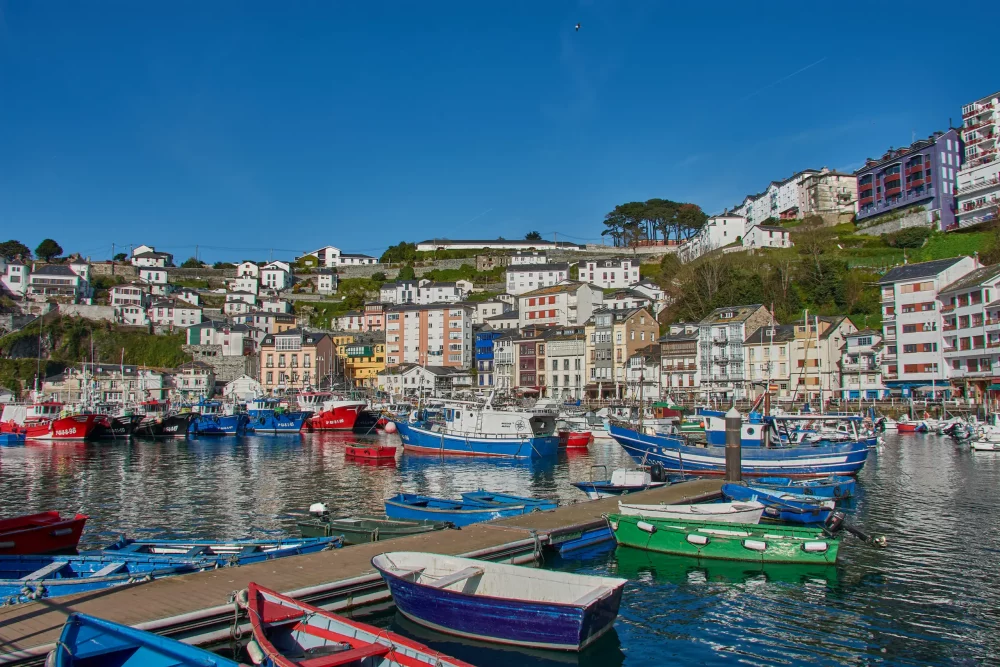 puerto-de-luarca-asturias-1000x667 - Los mejores destinos para escapar de la ola de calor en verano 2025