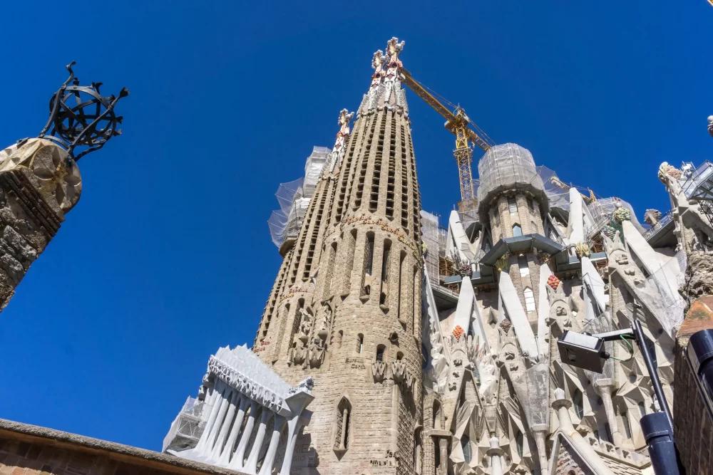 sagrada-familia-detalle-1000x667 - ¿Cuándo se acabará de construir la Sagrada Familia de Barcelona?