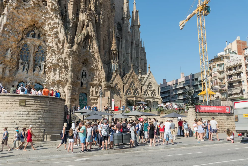 sagrada-familia-turistas-1000x668 - ¿Cuándo se acabará de construir la Sagrada Familia de Barcelona?