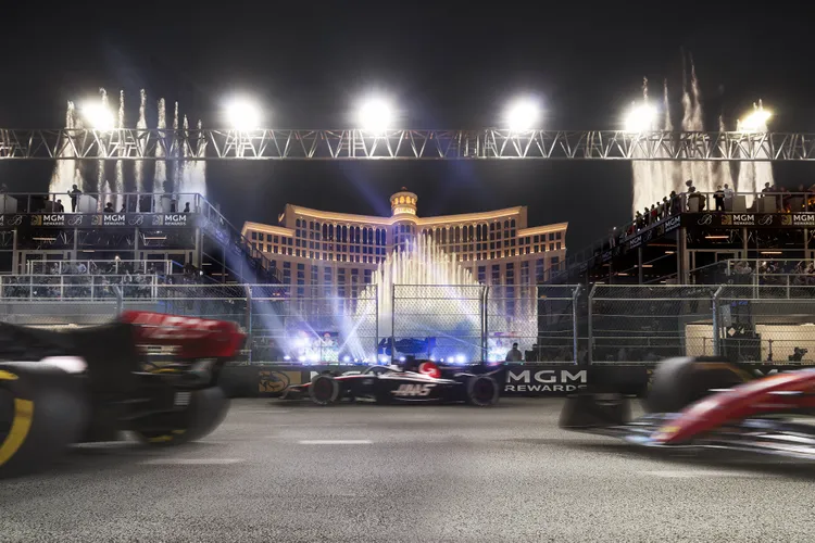 track-and-fountain-BELLAGIO - Este club de F1 en Las Vegas ofrece vistas a pie de pista… y platillos servidos por chefs famosos