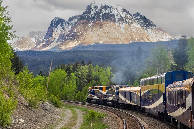 Un nuevo recorrido para explorar las Montañas Rocosas Canadienses en tren y como nunca antes
