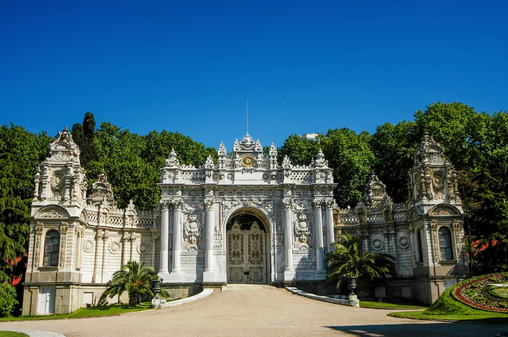 Dolmabahce-estambul-1000x665 - ¿Cuáles son las mejores fechas para viajar a Estambul y qué hacer en la histórica perla turca?