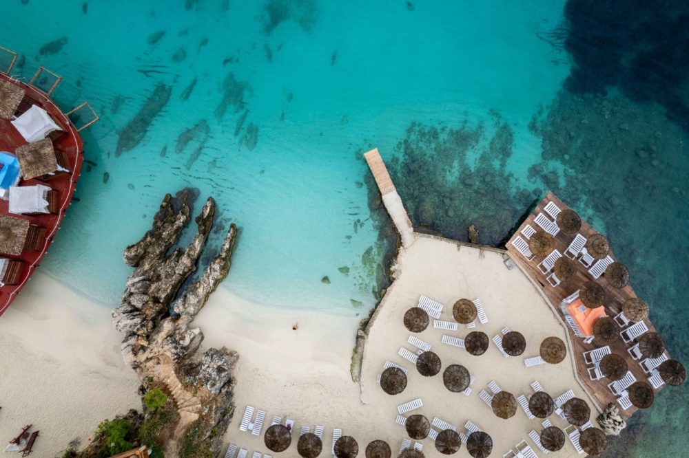 Este pequeño pueblo de playa es el “Caribe de Europa”. Y tiene el agua más azul del mundo