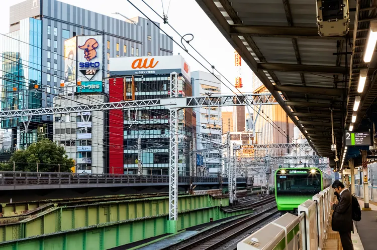 TAL-jr-train-yurakacho-station-tokyo-OUTDATEDJPNADVS0825-2b7fffeea1e2495e9e6d0084f55617aa - Si viajas a Japón ya no sigas este consejo