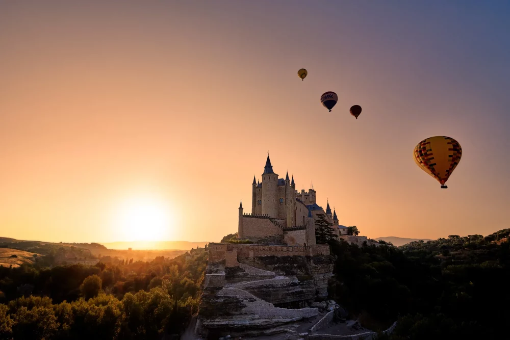 alcazar-de-segovia-en-globo-1000x667 - 10 experiencias inolvidables para hacer en España con amigos