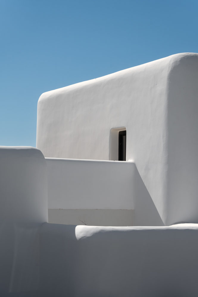 arquitectura-tradicional-Miconos-Kalesma-Mykonos-1-665x1000 - Dos caras del Egeo: contrastes de las islas griegas en Miconos y Folégandros