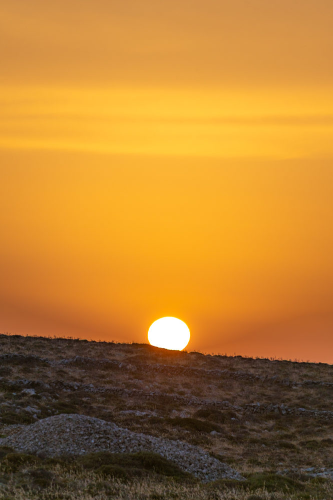 atardecer-Egeo-Gundari-Folegandros-665x1000 - Dos caras del Egeo: contrastes de las islas griegas en Miconos y Folégandros