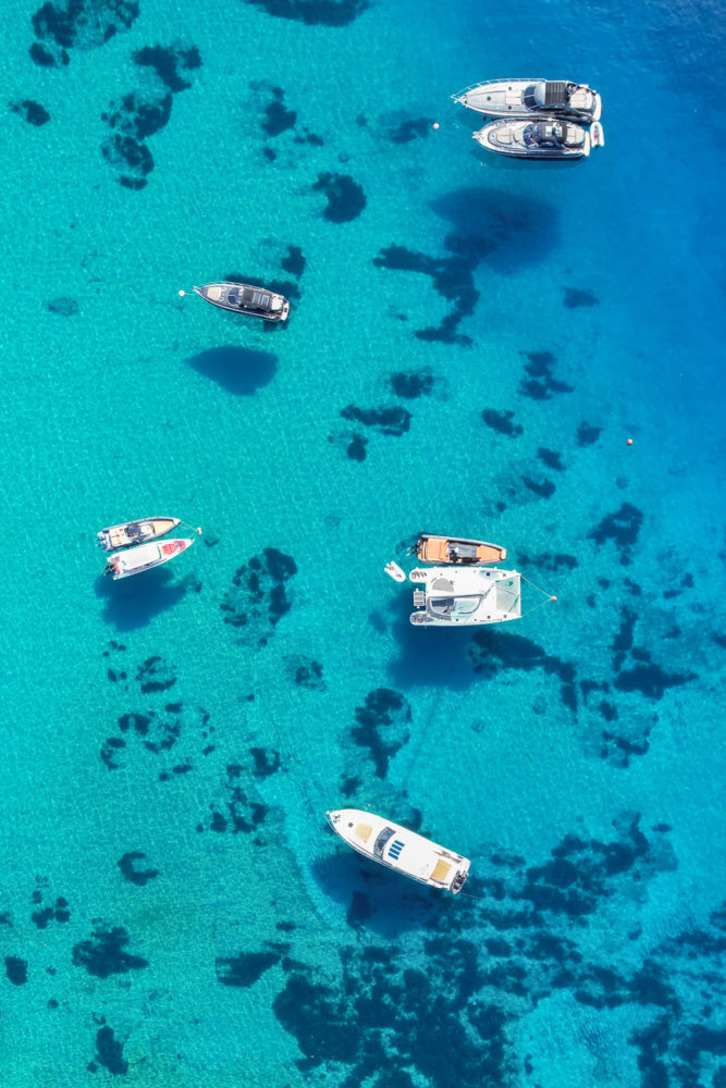 bahia-de-Ornos-Miconos-Egeo-1-667x1000 - Dos caras del Egeo: contrastes de las islas griegas en Miconos y Folégandros
