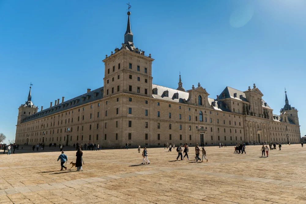 el-escorial-espana-1000x667 - Escapadas cerca de Madrid: 5 destinos imprescindibles para descubrir
