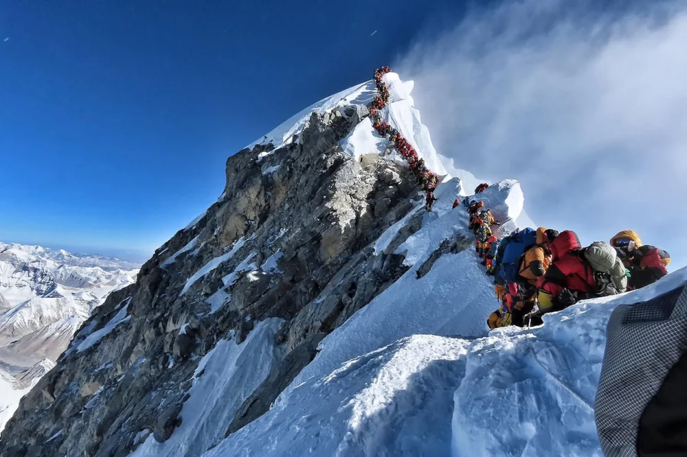 everest-cola-1000x666 - Los cuerpos de los que nunca volvieron del Everest y que sirven de referencia a los alpinistas