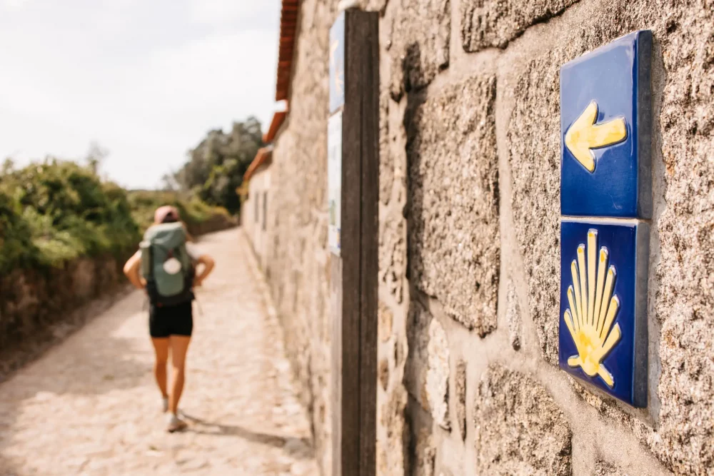 hombre-en-camino-de-santiago-1000x667 - 10 experiencias inolvidables para hacer en España con amigos