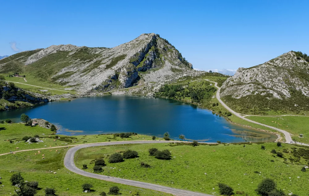 lago-ercina-lagos-de-covadonga-1000x636 - Qué ver y hacer en los Picos de Europa