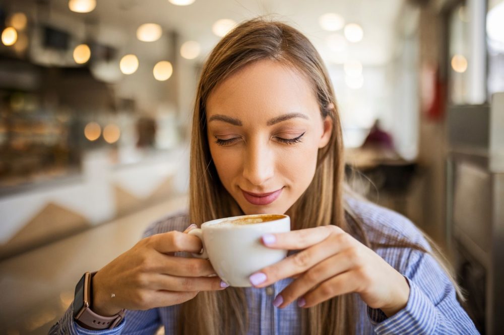 mujer-bebiendo-cafe-1000x666 - La mejor ciudad para los amantes del café en Estados Unidos