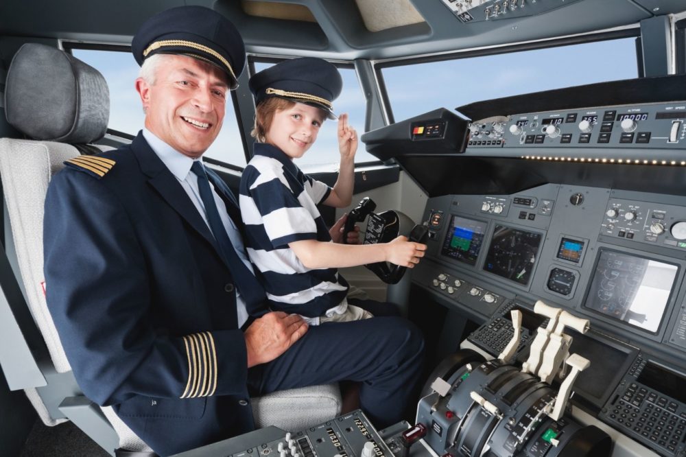 nino-en-cabina-de-avion-1000x666 - ¿Por qué los pilotos dejan la puerta de la cabina abierta antes de un vuelo?
