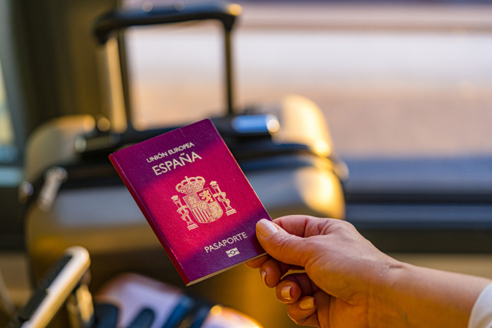pasaporte-espana-1000x667 - Qué hacer si pierdes tu DNI justo antes de coger un vuelo