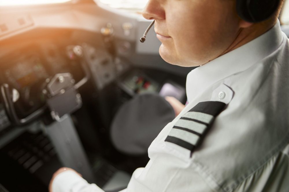 ¿Por qué los pilotos dejan la puerta de la cabina abierta antes de un vuelo?