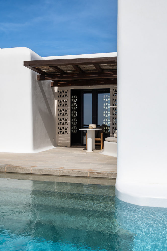 piscina-privada-villa-Kalesma-Mykonos-665x1000 - Dos caras del Egeo: contrastes de las islas griegas en Miconos y Folégandros
