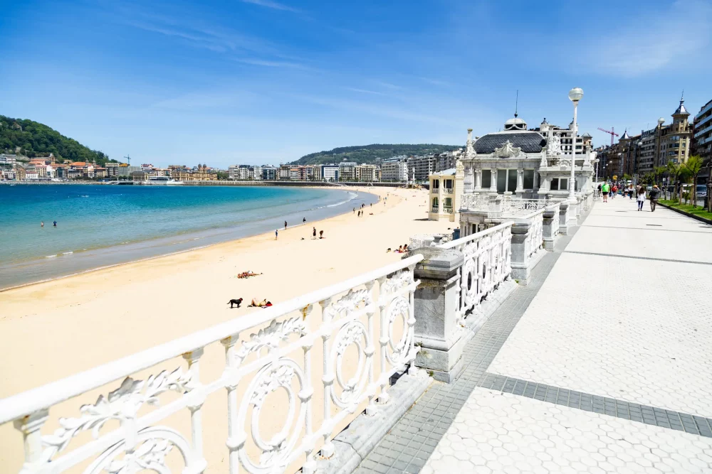 playa-de-la-concha-donostia-1000x667 - Planes sencillos para hacer en San Sebastián durante el festival de cine