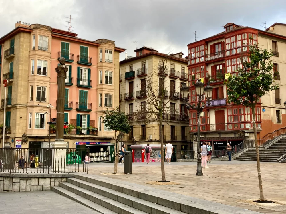 plaza-miguel-de-unamuno-bilbao-1000x750 - 10 bares para tomar pintxos deliciosos en Bilbao