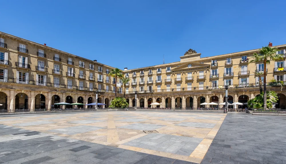 plaza-nueva-bilbao-1000x573 - 10 bares para tomar pintxos deliciosos en Bilbao