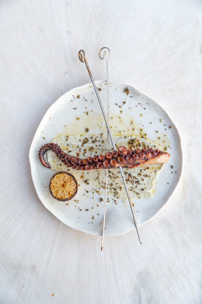 pulpo-restaurante-Pere-Ubu-Kalesma-Mykonos-islas-griegas-665x1000 - Dos caras del Egeo: contrastes de las islas griegas en Miconos y Folégandros