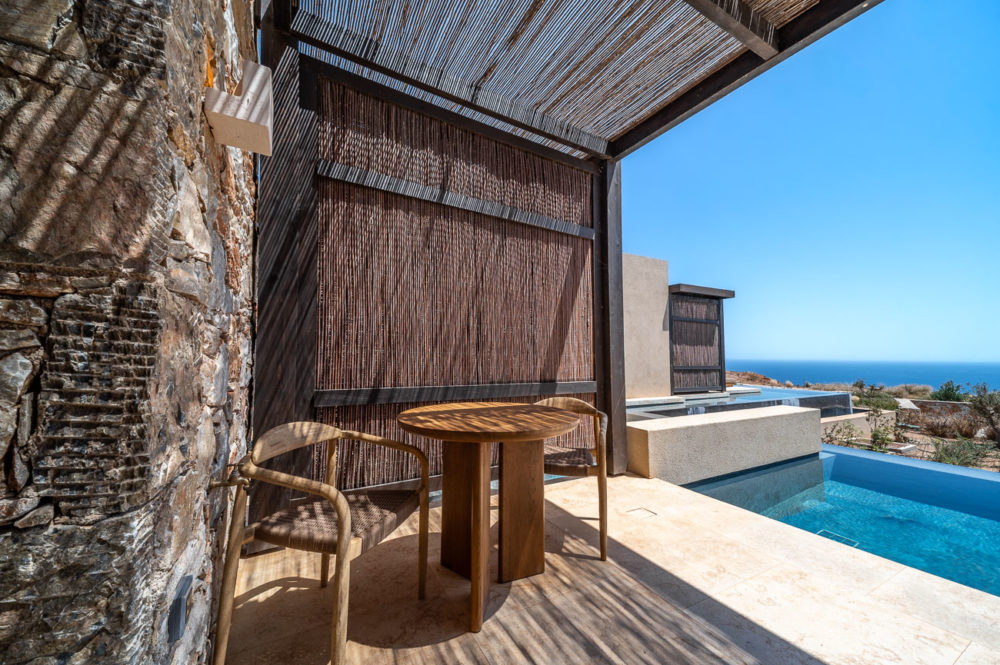 terraza-habitacion-estandar-Gundari-Folegandros-1000x665 - Dos caras del Egeo: contrastes de las islas griegas en Miconos y Folégandros