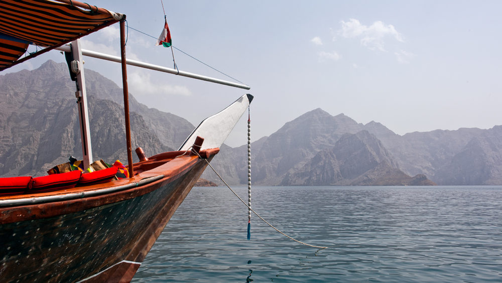 Musandamn-Traditional-Boat-Ride-Khasab-Musandam-copia-1000x563 - Omán, equilibrio perfecto entre adrenalina y calma