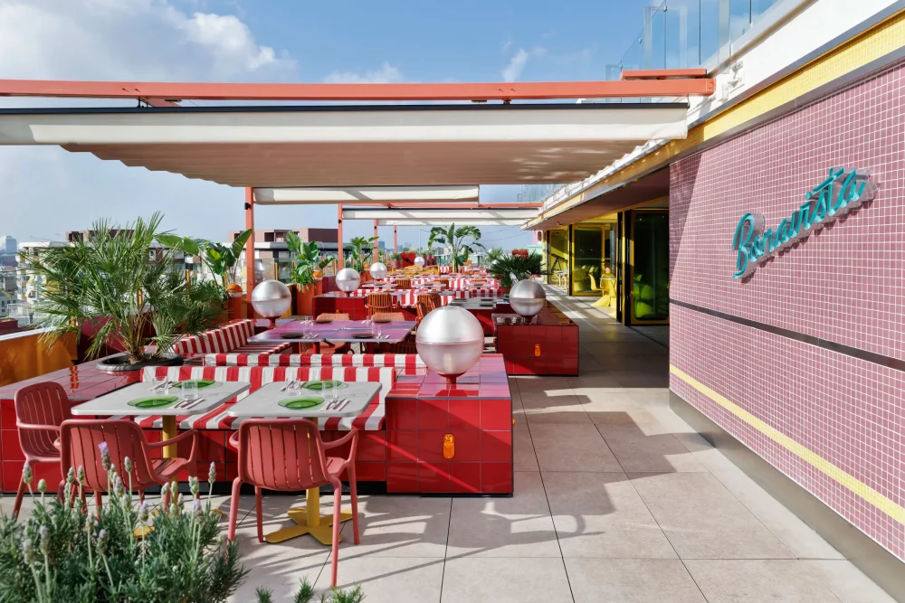 OX_BCNOX_Bonavista_Rooftop_Bar_01-1000x667 - Moxy Barcelona, un hotel de espíritu hedonista