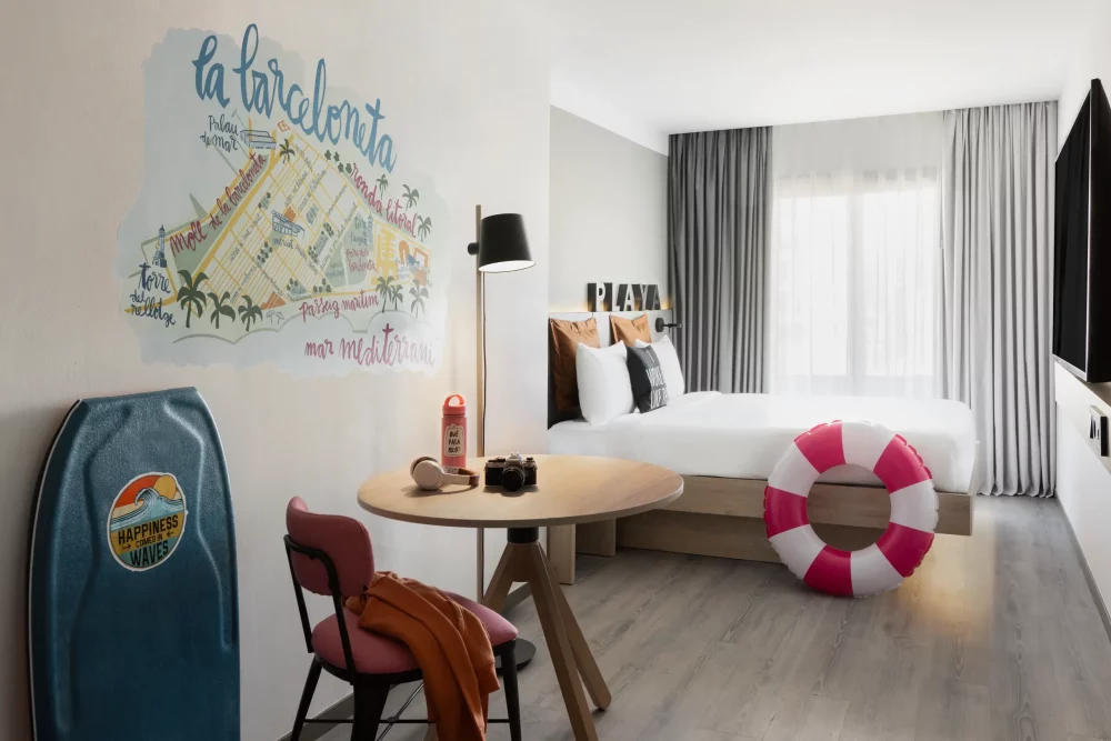OX_BCNOX_Queen_room_01-1000x667 - Moxy Barcelona, un hotel de espíritu hedonista