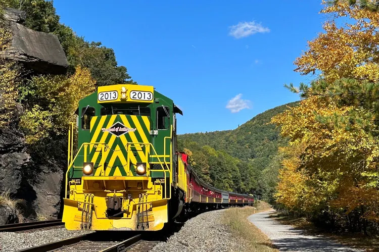 Disfruta el otoño a bordo de un tren clásico con vista a impresionantes cascadas
