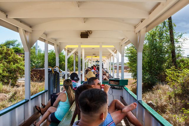 TAL-open-car-hawaiian-railroad-society-train-HIRAILWAYSOCIETY0824-5f93025e1a6e40cdae1efeecc8c586b9 - El tren histórico que te lleva a descubrir Oahun en Hawái a un ritmo diferente