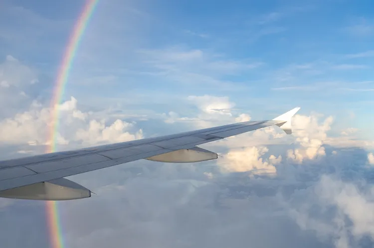 Vuela sobre el arcoíris: las rutas de avión que convierten tu viaje en una experiencia mágica