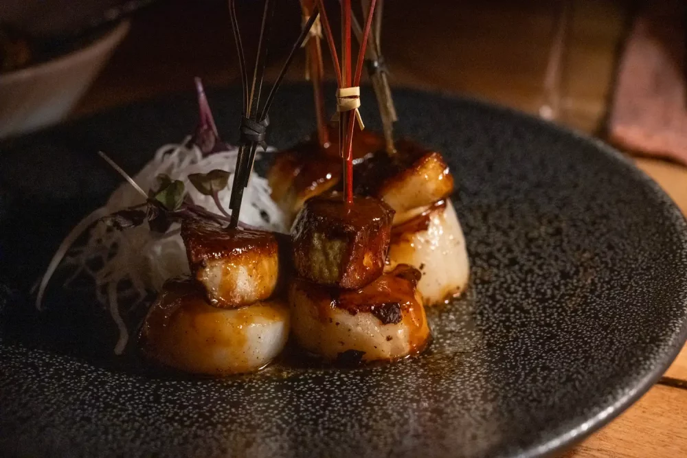 TAL-where-to-eat-kanusan-BAAATOLLMLD0825-89bdb2a3a2044a7da6f196cea800c8d6-1000x667 - Atolón Baa: duerme en una villa sobre el agua, cena bajo el mar y ve mantarrayas