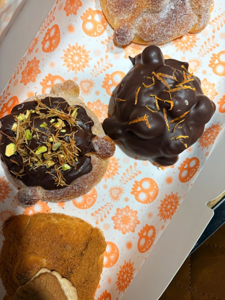 WhatsApp-Image-2025-10-29-at-6.50.23-PM-750x1000 - Pan de Muerto en CDMX: guía de los clásicos, rellenos y creativos para este otoño