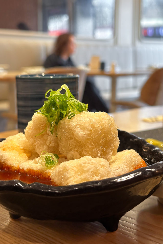 agedashi-tofu-Toms-Sushi-Vancouver-Marck-Gutt-667x1000 - Vancouver a mordidas: estrellas Michelin, Dine Out y brunch de campeones