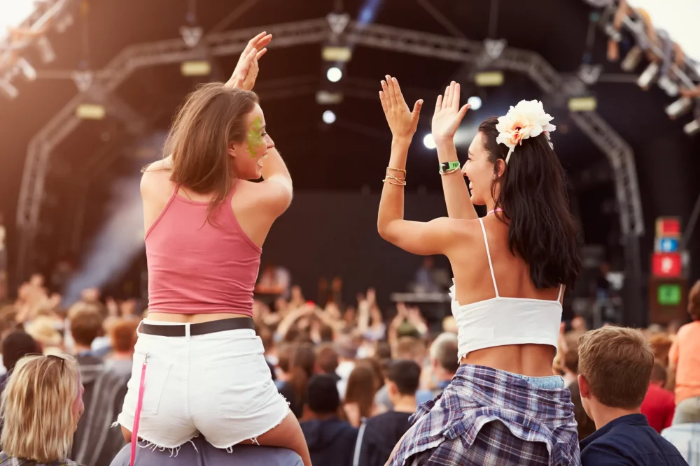 amigas-en-festival-1000x667 - Vive el otoño en España: festivales que no te puedes perder
