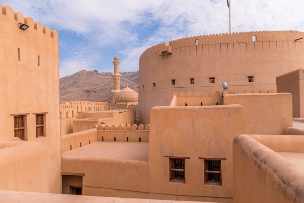 antiguo-castillo-de-la-ciudadela-en-Oman-1000x667 - Los 3 destinos emergentes de 2025 más auténticos para descubrir