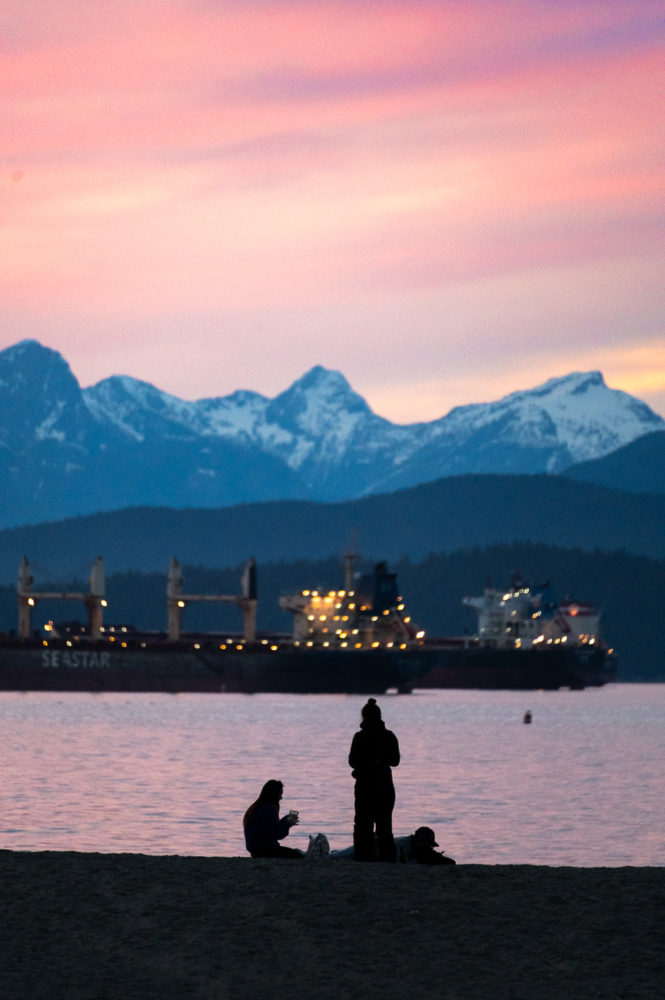 atardecer-Jericho-Beach-Vancouver-Marck-Gutt-665x1000 - Vancouver a mordidas: estrellas Michelin, Dine Out y brunch de campeones