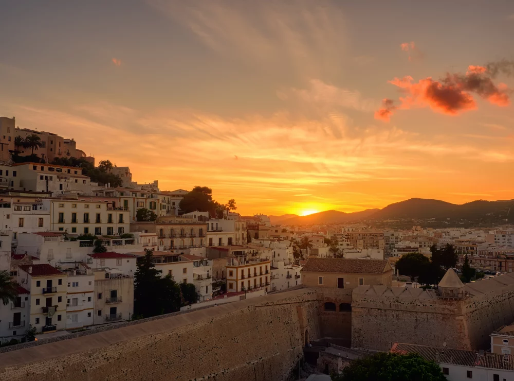 atardecer-en-ibiza-1000x740 - Los destinos españoles que triunfan en otoño