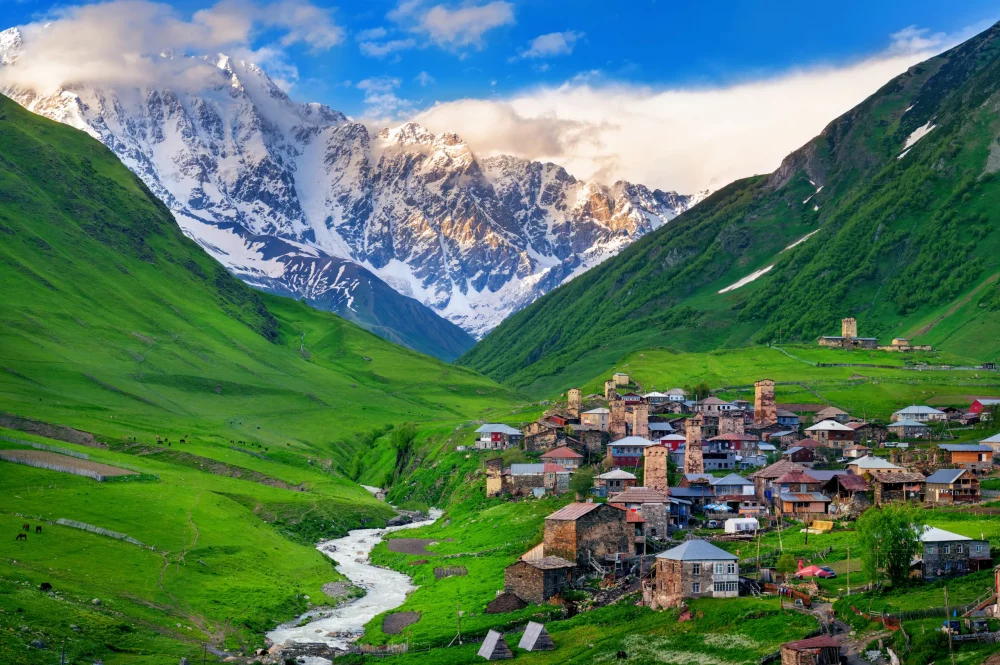 caucaso-georgia-1000x665 - Los 3 destinos emergentes de 2025 más auténticos para descubrir