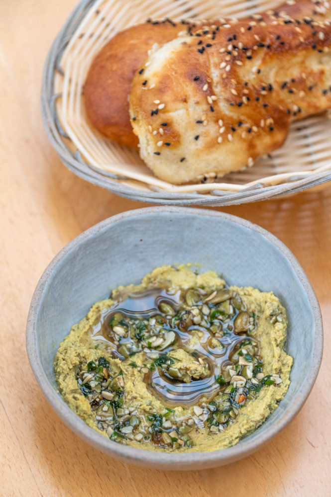 dips-caseros-restaurante-Delara-Vancouver-Marck-Gutt-665x1000 - Vancouver a mordidas: estrellas Michelin, Dine Out y brunch de campeones