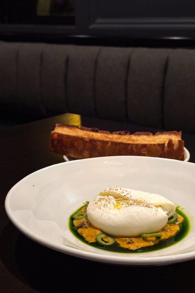 ensalada-burrata-Published-On-Main-Vancouver-Michelin-Marck-Gutt-667x1000 - Vancouver a mordidas: estrellas Michelin, Dine Out y brunch de campeones
