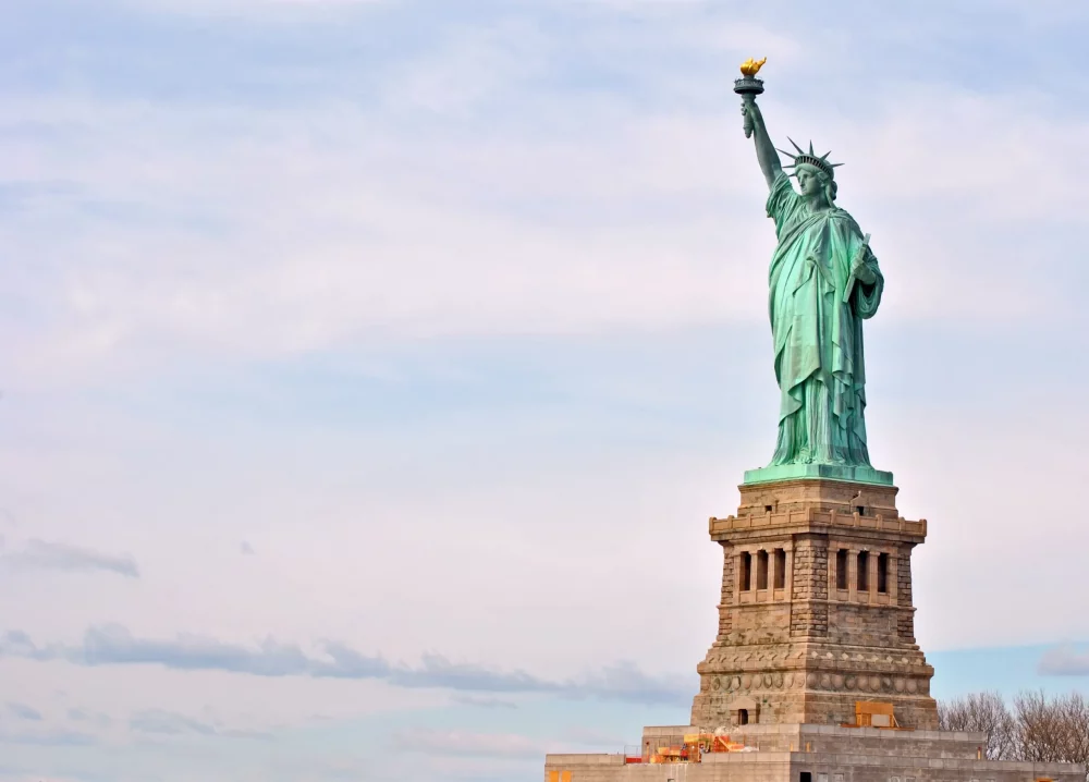 estatua-de-la-libertad-1000x718 - 7 lugares imprescindibles que te enamorarán de Nueva York