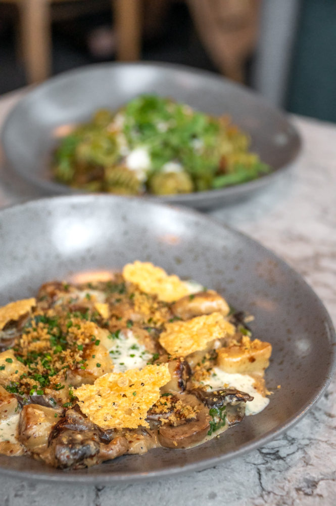 gnochi-hongos-silvestres-Wildlight-Kitchen-Vancouver-Marck-Gutt-665x1000 - Vancouver a mordidas: estrellas Michelin, Dine Out y brunch de campeones
