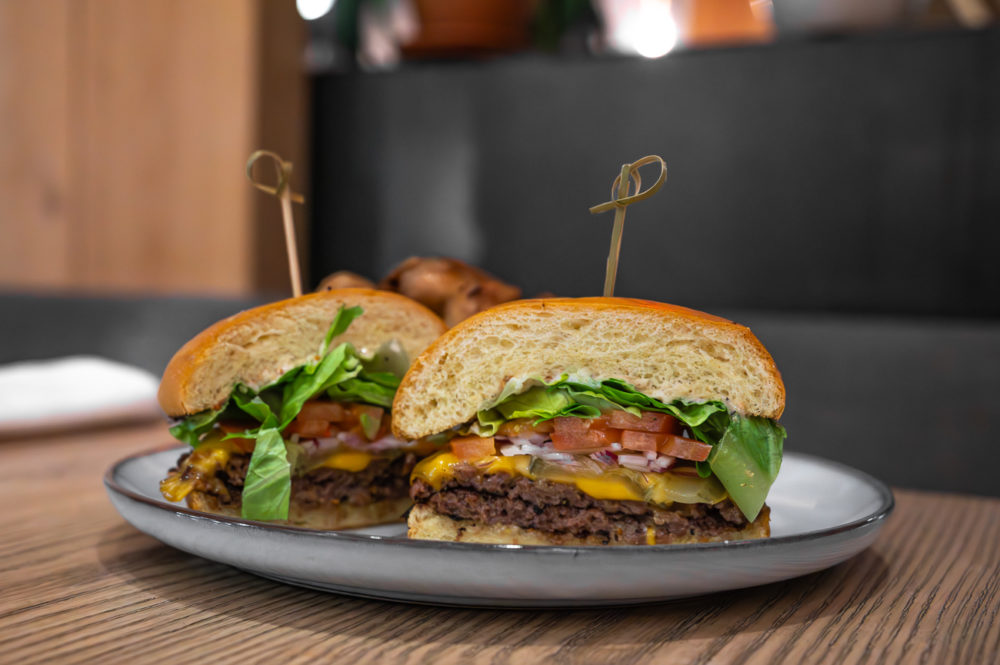 hamburguesa-vegana-Mila-Vancouver-Marck-Gutt-1000x665 - Vancouver a mordidas: estrellas Michelin, Dine Out y brunch de campeones