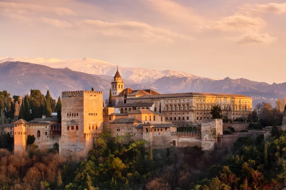 la-giralda-granada-1000x667 - Los destinos españoles que triunfan en otoño