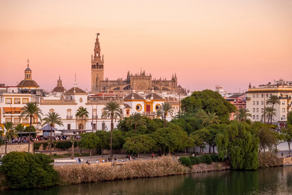 la-giralda-sevilla-1000x667 - ¿Cuáles son las mejores ciudades del mundo para teletrabajar?