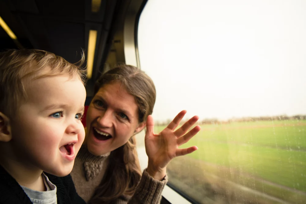 madre-e-hijo-en-tren-1000x666 - Europa sobre raíles: la aventura del Interrail