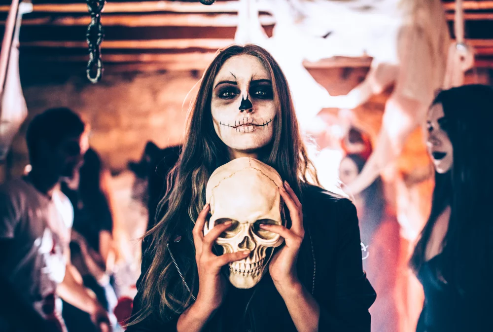 mujer-con-calavera-fiesta-halloween-1000x673 - Siete planes de Halloween que no te puedes perder en Madrid