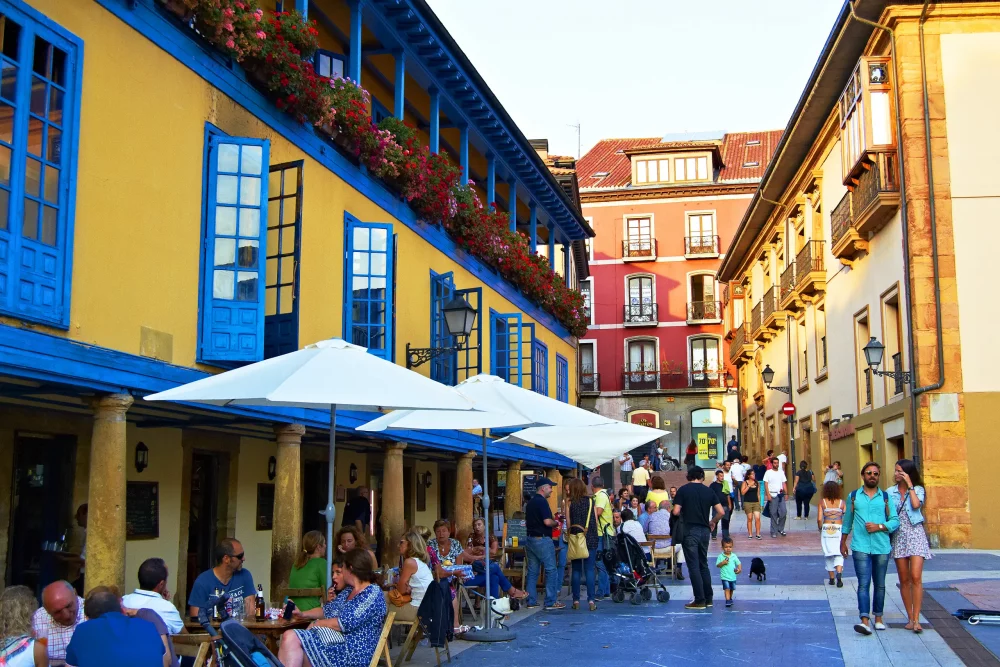 oviedo-terrazas-1000x667 - Oviedo, siete planes en la ciudad perfecta para pasar un fin de semana